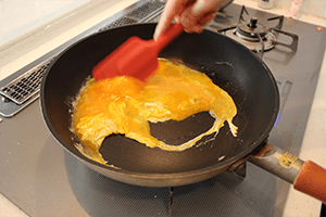 卵を割りほぐし、塩とこしょうを混ぜる。