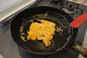 フライパンを熱しバターを入れ卵液を入れ大きくかき混ぜながら半熟状態の煎り卵にする。