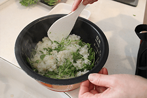 ごはんが熱いうちに豆苗を混ぜ炊飯器に入れて5分程蒸らす。