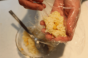 チーズがごはんに馴染んだら、8～10等分にしラップに包んできつめに丸める。